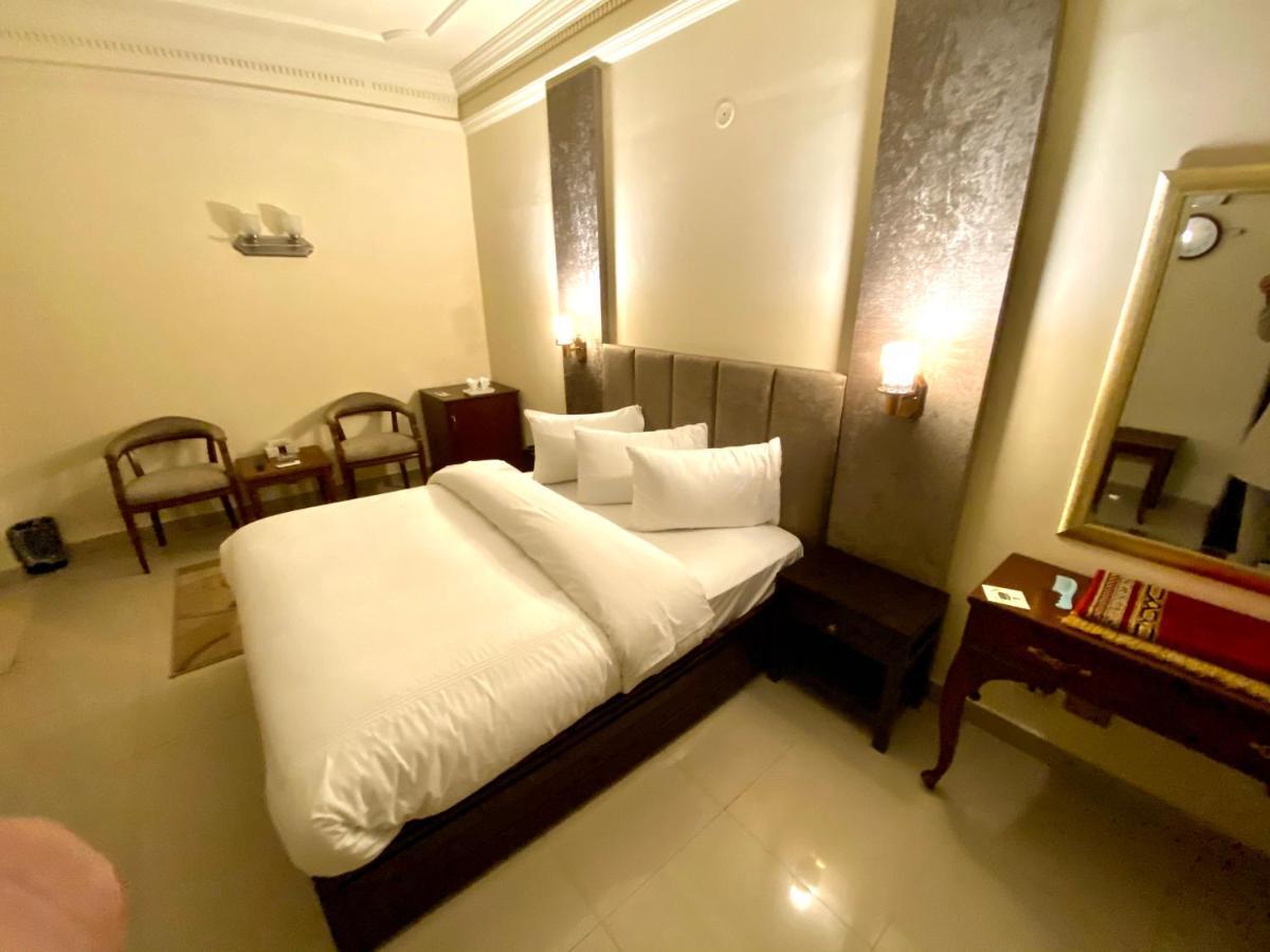 Shelton's Rezidor House Hotel Peshawar Exterior foto
