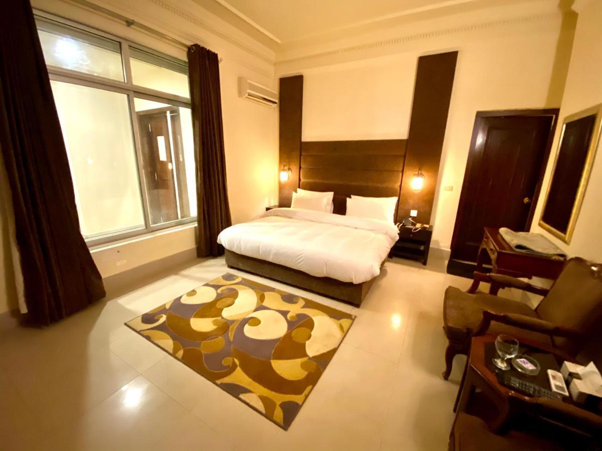 Shelton's Rezidor House Hotel Peshawar Exterior foto